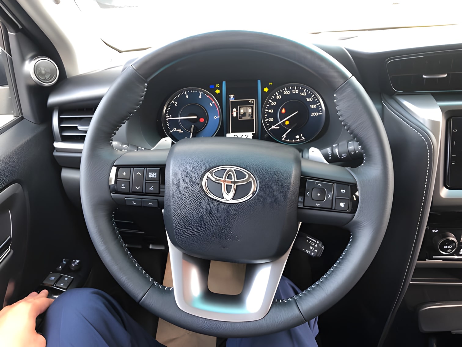 Vô lăng xe Toyota Fortuner 2024 chi tiết