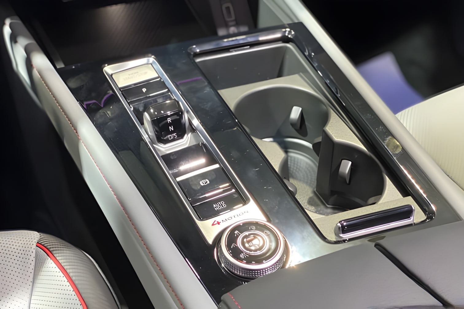 Khu vực cần số Volkswagen Teramont X Luxury 2025