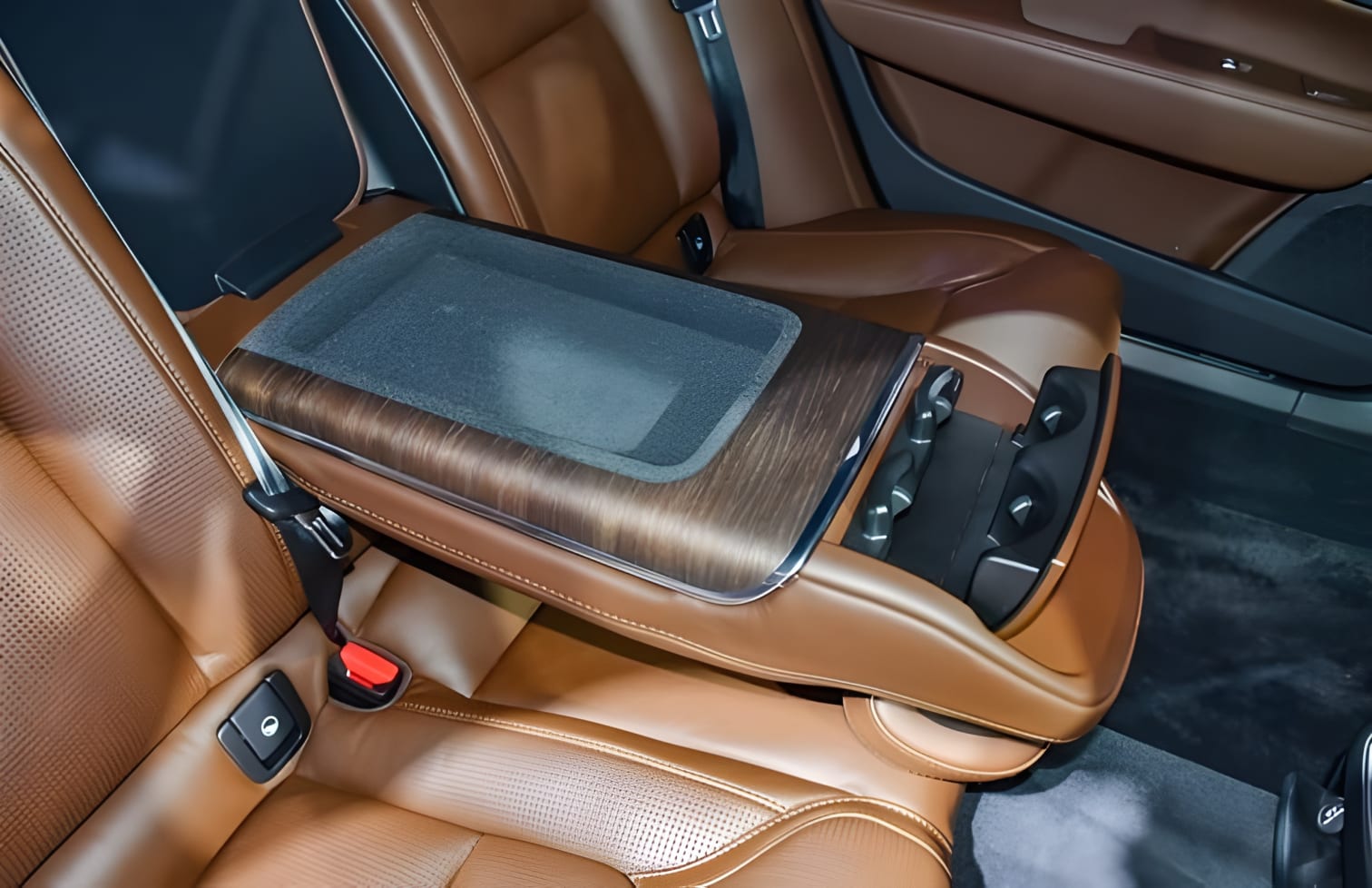 Bệ tỳ tay hàng ghế thứ hai Volvo S90 cao cấp
