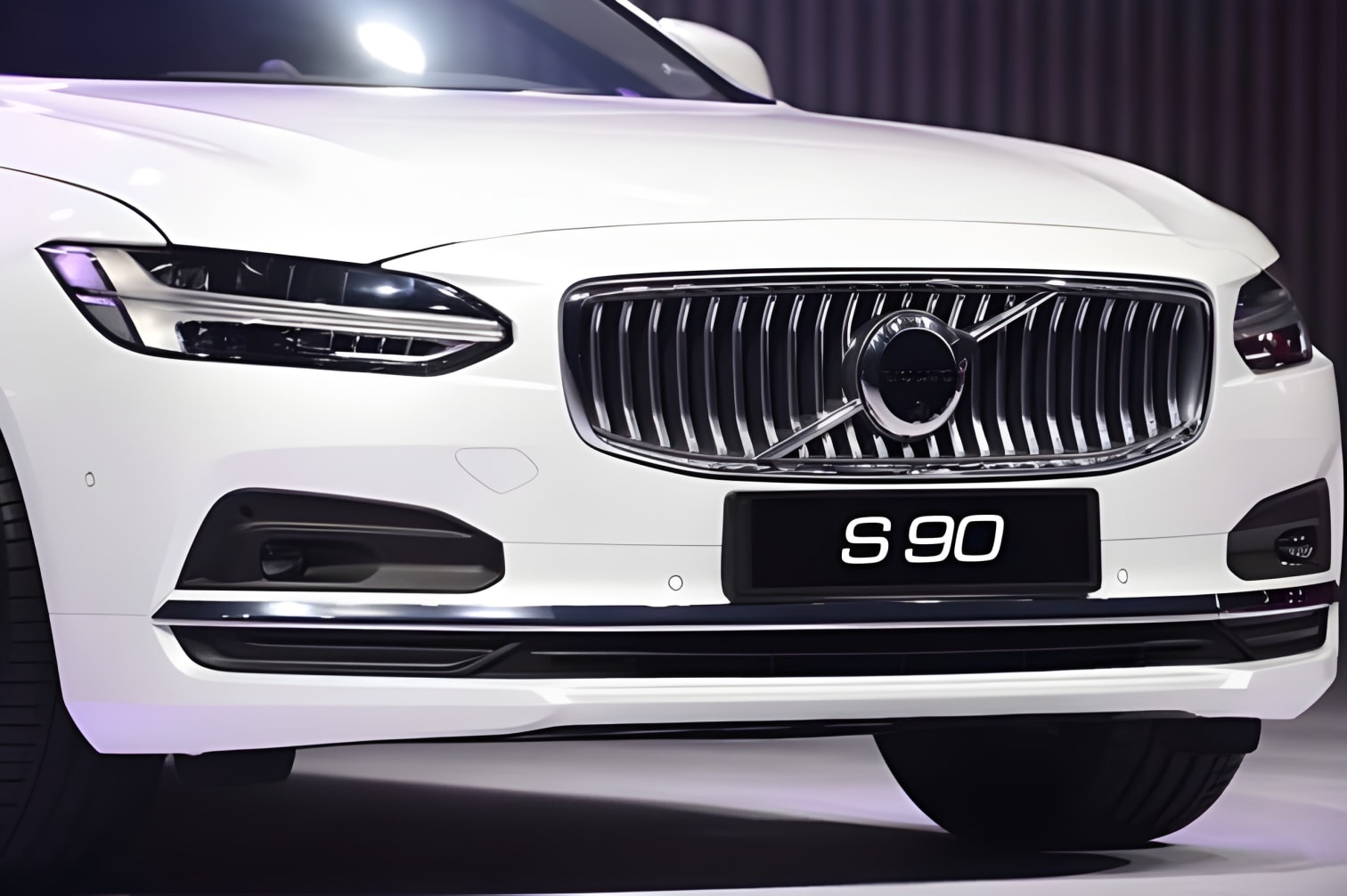Cận cảnh đầu xe Volvo S90 chi tiết lưới tản nhiệt