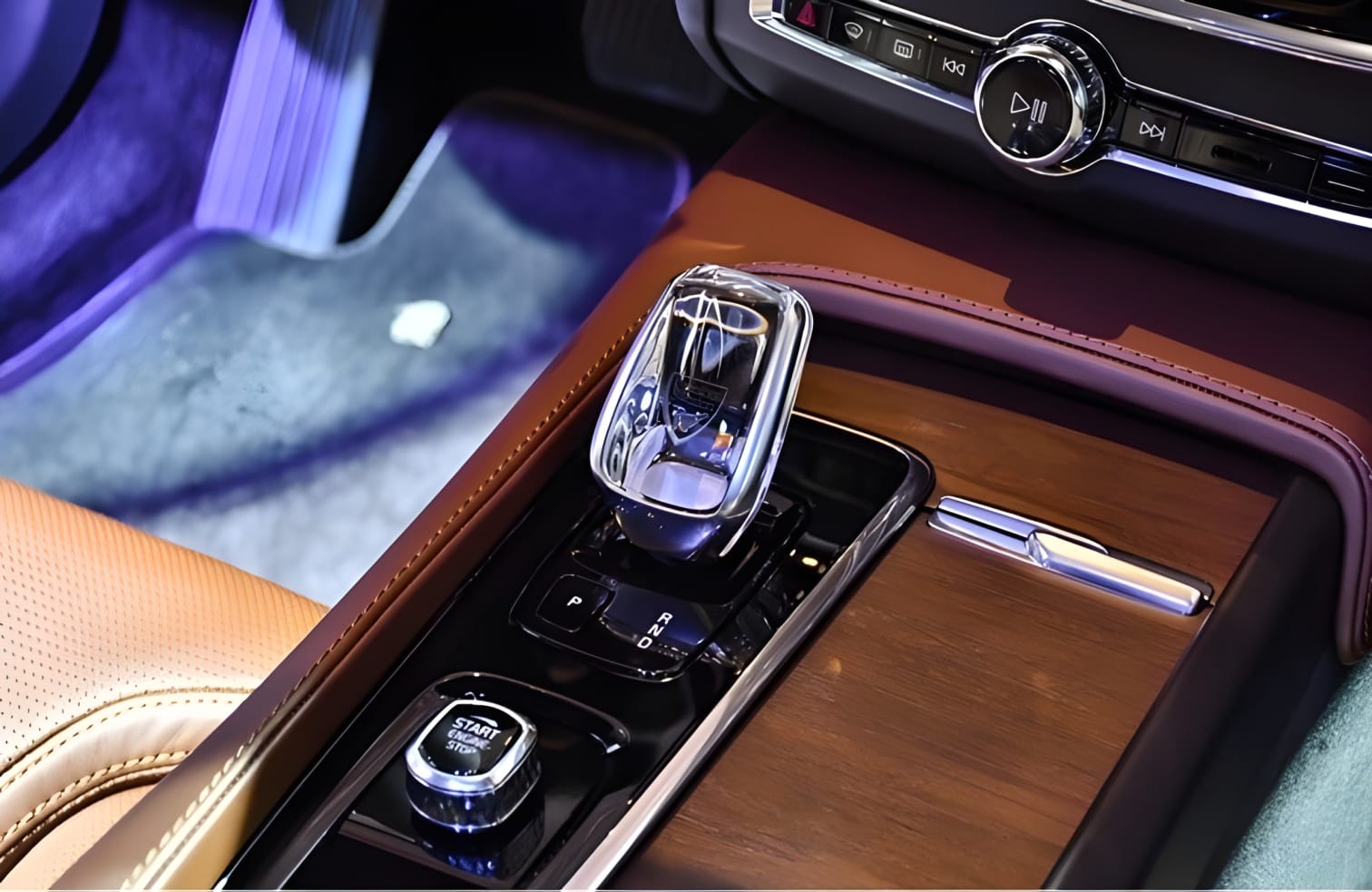 Cần chuyển số trên Volvo S90 thiết kế tinh tế