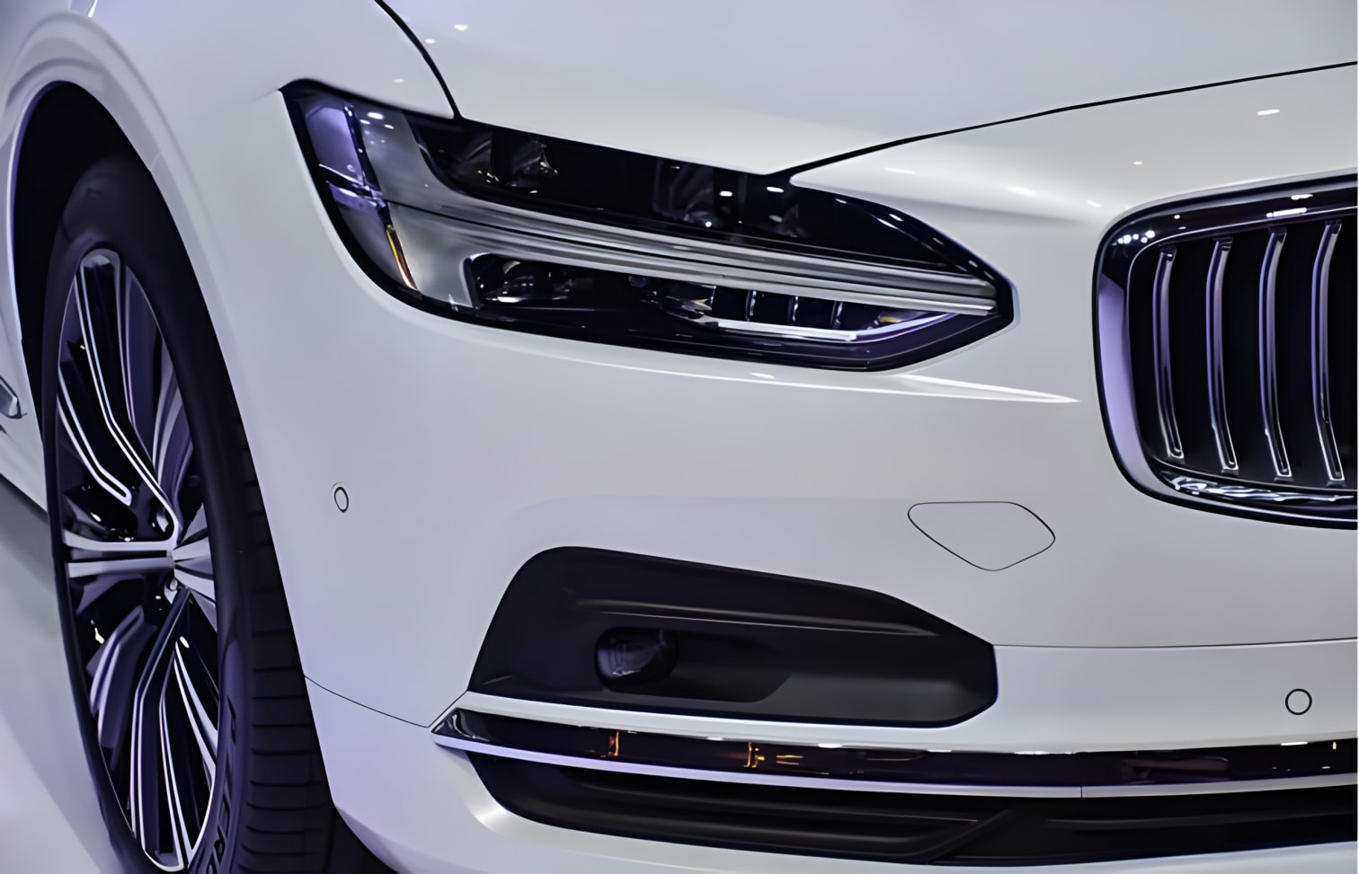 Đèn pha LED Thor Hammer trên Volvo S90
