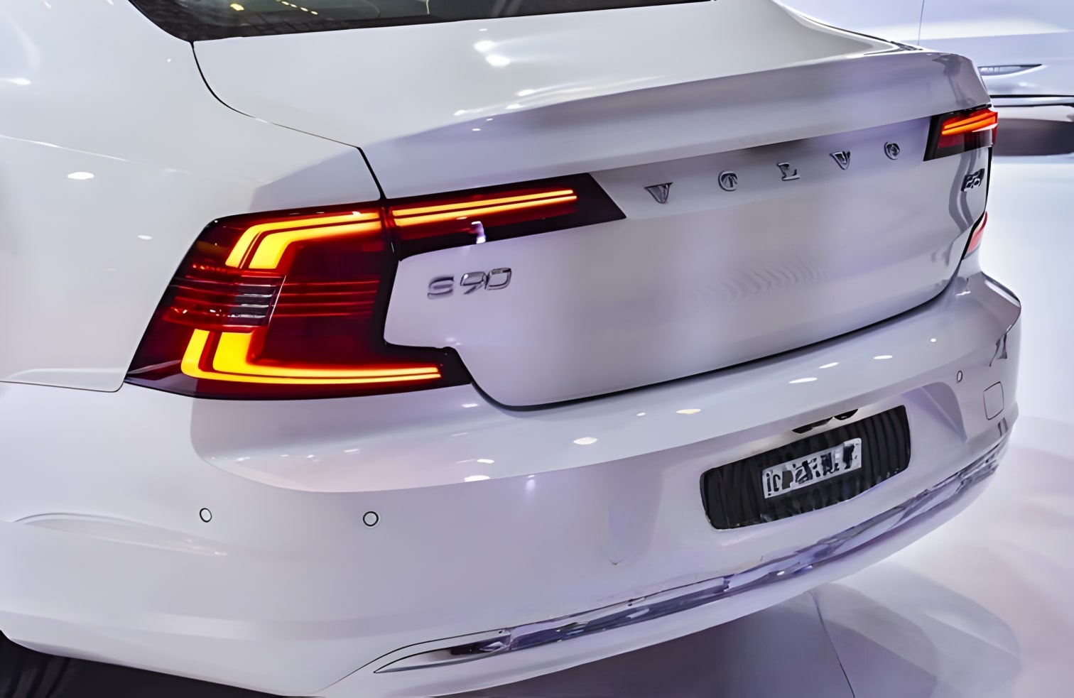 Đuôi xe Volvo S90 nhìn chính diện phía sau