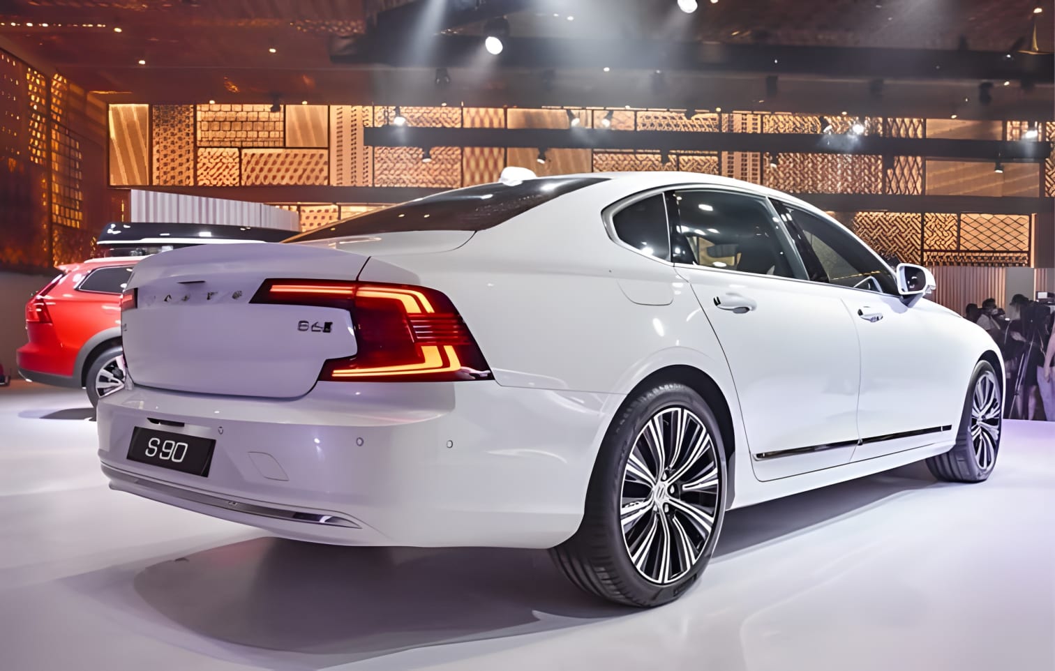 Hông và đuôi xe Volvo S90 nhìn từ góc sau