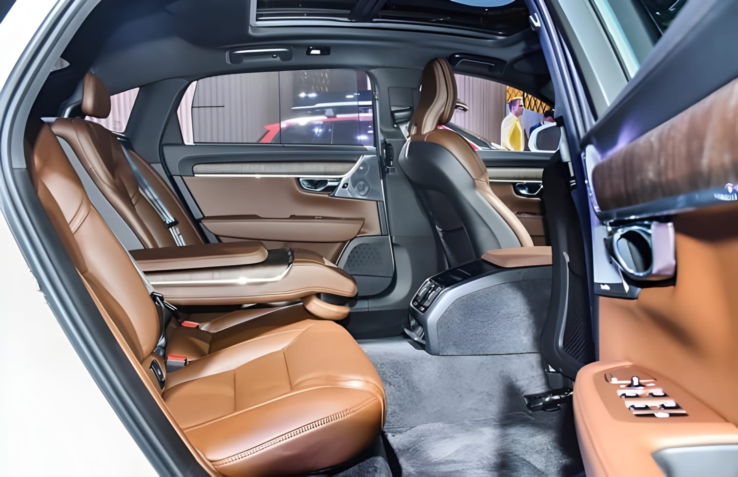Khoang hành khách hàng ghế sau Volvo S90 rộng rãi