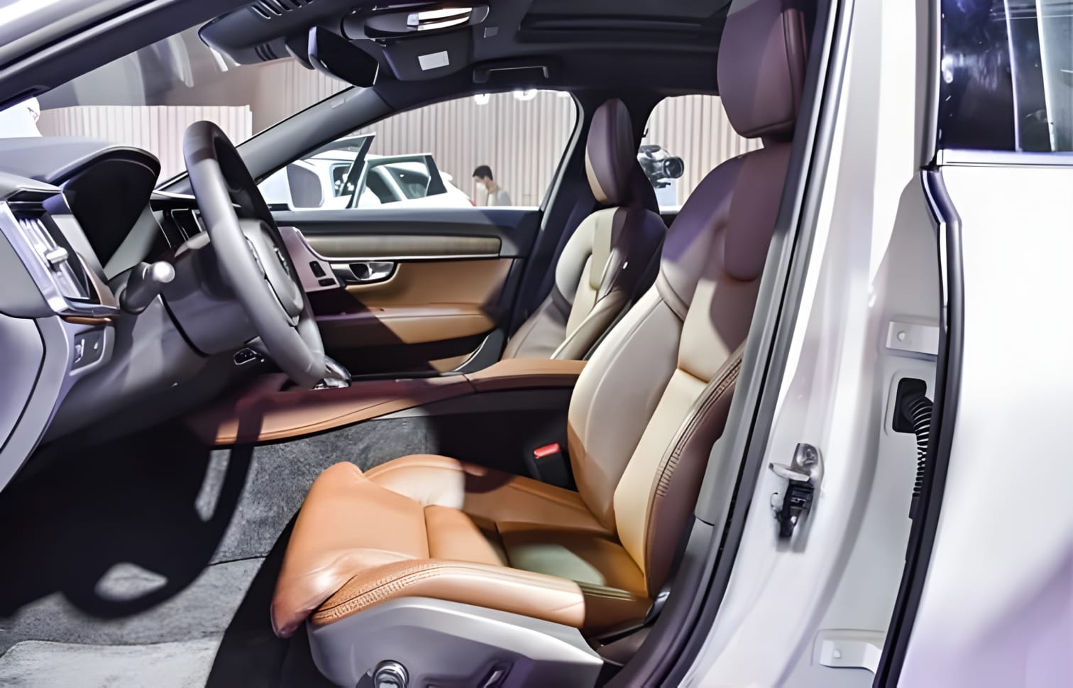 Khoang lái Volvo S90 nhìn từ cửa xe mở rộng