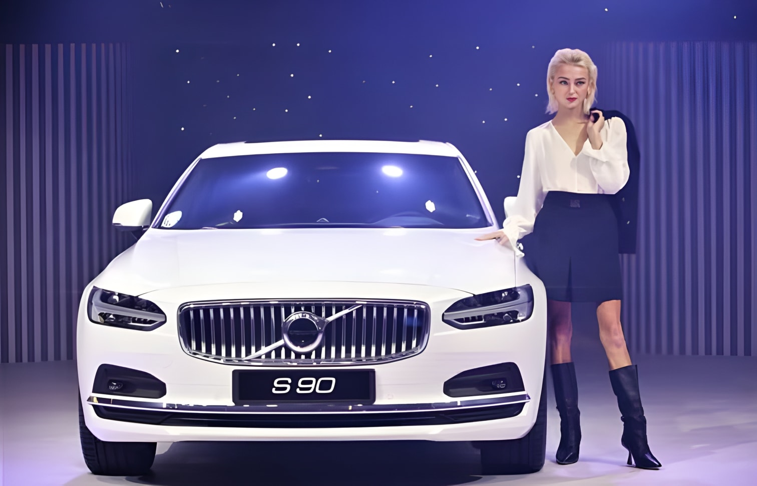 Phần đầu xe Volvo S90 góc ba phần tư