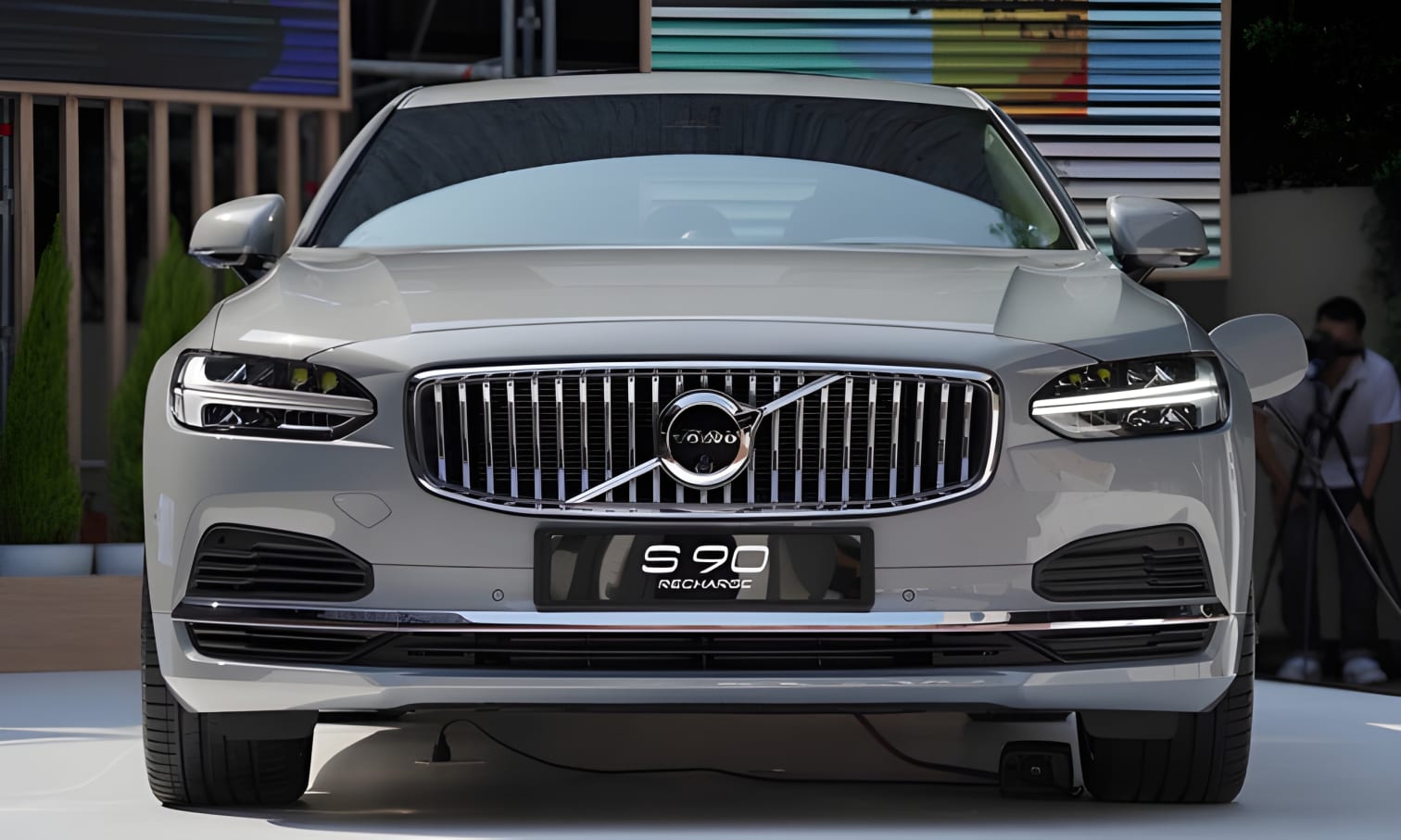 Đầu xe Volvo S90 Recharge nhìn chính diện