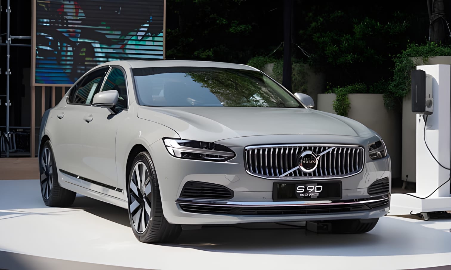 Volvo S90 Recharge ra mắt phiên bản hybrid sạc điện