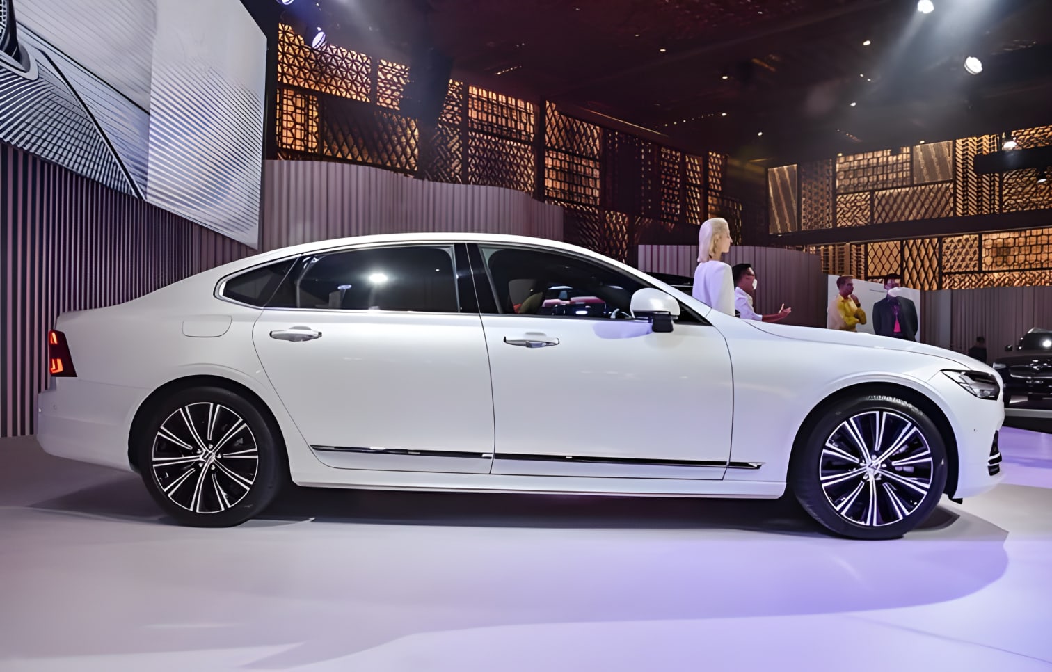 Thân xe Volvo S90 nhìn từ hông bên cạnh
